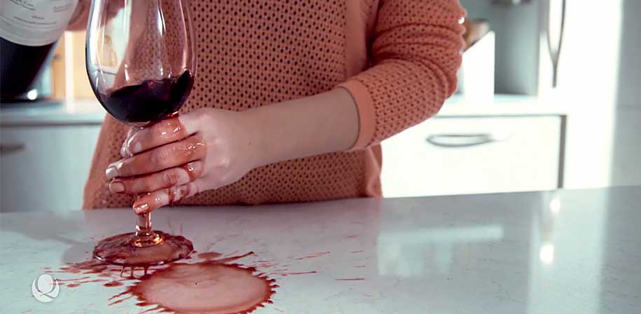 Derramando vino sobre encimera